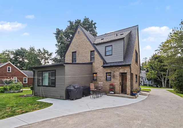 Photo 3 of Single family home for sale at 1214 Oakleigh Ave NW, Grand Rapids, MI 49504 | MLS# 71026046120 | Listing updated on 2026-09-15