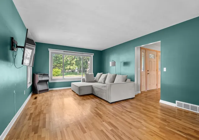 Photo 4 of Single family home for sale at 907 East St, Three Rivers, MI 49093 | MLS# 66026046128 | Listing updated on 2026-10-23
