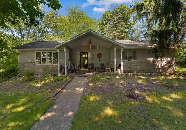 Photo 1 of Single family home for sale at 1560 S Hillsdale Rd, Hillsdale, MI 49242 | MLS# 53026046133 | Listing updated on 2026-08-31