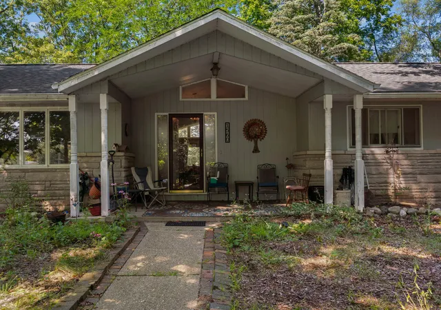 Photo 2 of Single family home for sale at 1560 S Hillsdale Rd, Hillsdale, MI 49242 | MLS# 53026046133 | Listing updated on 2026-08-31