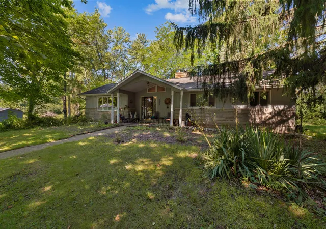 Photo 3 of Single family home for sale at 1560 S Hillsdale Rd, Hillsdale, MI 49242 | MLS# 53026046133 | Listing updated on 2026-08-31