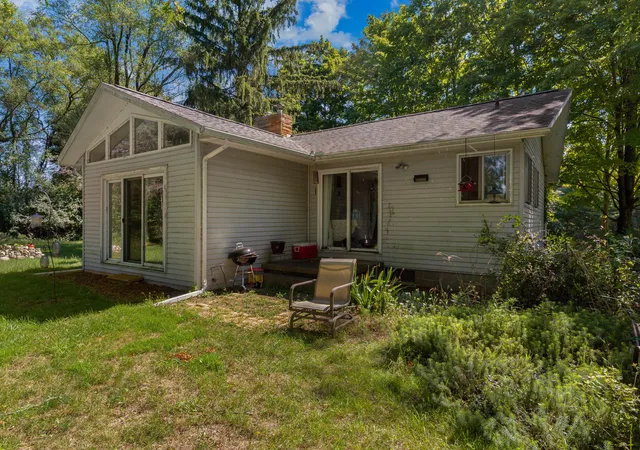 Photo 3 of Single family home for sale at 1560 S Hillsdale Rd, Hillsdale, MI 49242 | MLS# 53026046133 | Listing updated on 2026-08-31