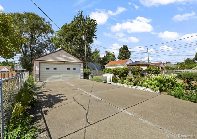 Photo 4 of Single family home for sale at 6847 Middlepointe St, Dearborn, MI 48126 | MLS# 20261069775 | Listing updated on 2026-09-01