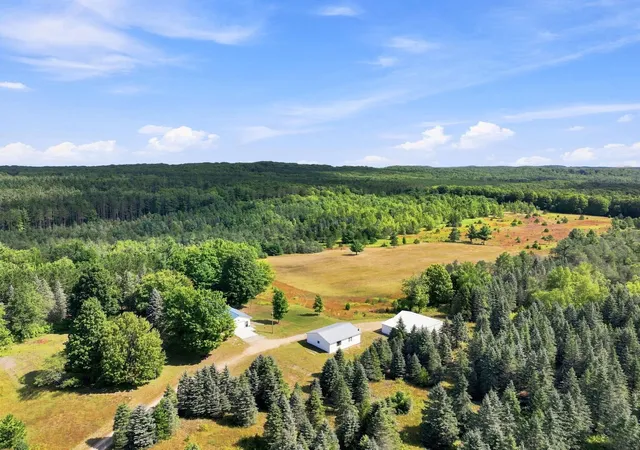 Photo 3 of Single family home for sale at 145 S 35 Road, Cadillac, MI 49601 | MLS# 78080073056 | Listing updated on 2026-09-03
