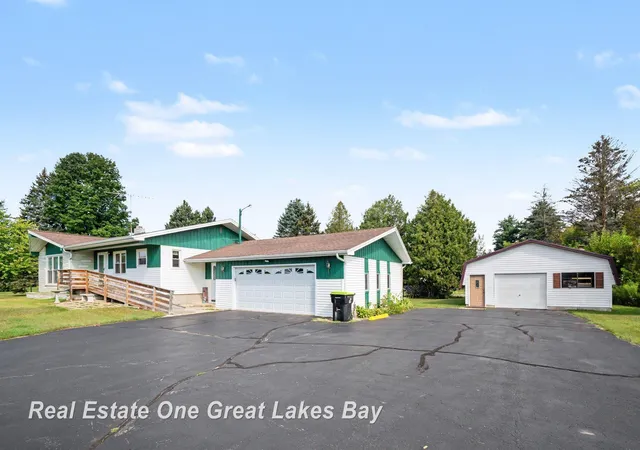 Photo 3 of Single family home for sale at 3822 Worth Rd, Pinconning, MI 48650 | MLS# 61050220324 | Listing updated on 2026-09-01