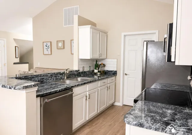 Listing Photo 3 - Condo for sale in building located at 23445 Williamsburg Cir, Woodhaven, MI 48183