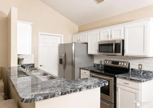 Listing Photo 4 - Condo for sale in building located at 23445 Williamsburg Cir, Woodhaven, MI 48183