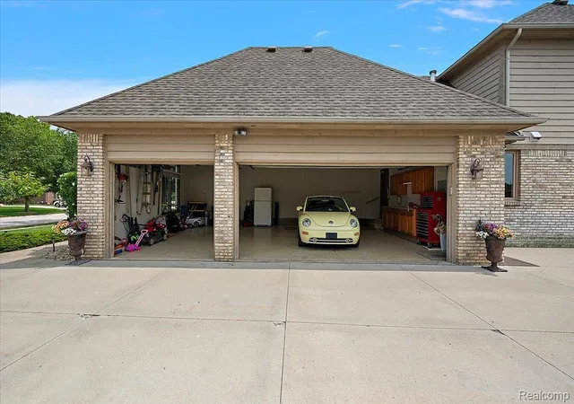 Photo 4 of Single family home for sale at 3216 Lake Forest Dr, Sterling Heights, MI 48314 | MLS# 20261069866 | Listing updated on 2026-09-13