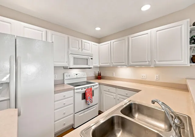 Listing Photo 5 - Condo for sale in building located at 14 W Scotts Dr, Holland, MI 49424 - Unit #11