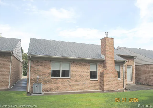 Listing Photo 4 - Condo for sale in building located at 380 Walnut Dr, South Lyon, MI 48178