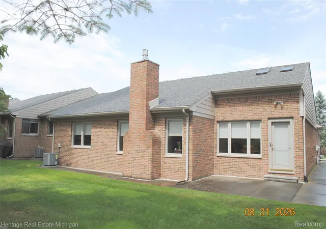 Listing Photo 5 - Condo for sale in building located at 380 Walnut Dr, South Lyon, MI 48178