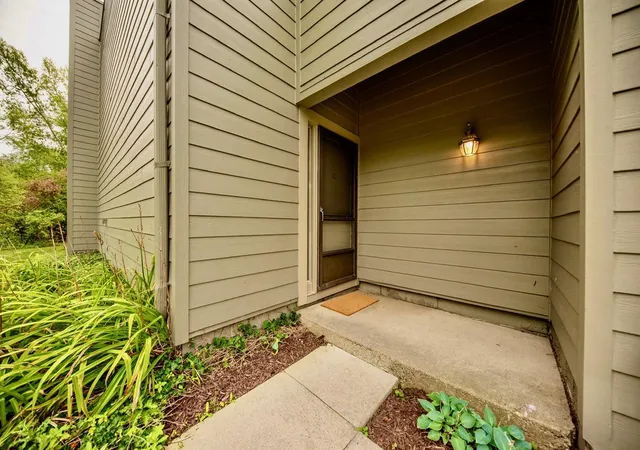 Listing Photo 4 - Condo for sale in building located at 690 Peninsula Ct, Ann Arbor, MI 48105