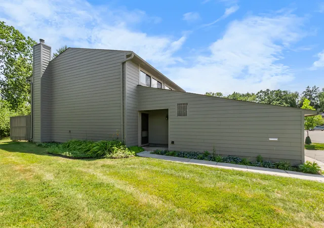 Listing Photo 5 - Condo for sale in building located at 690 Peninsula Ct, Ann Arbor, MI 48105