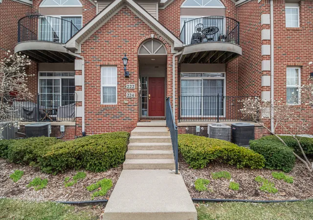 Photo 3 of Condo for sale at 222 W Oakbrook Dr, Ann Arbor, MI 48103 | MLS# 81026046196 | Listing updated on 2026-09-14