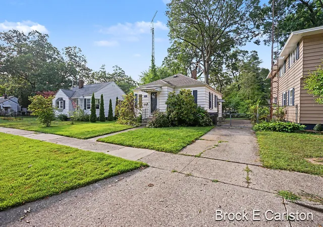 Photo 3 of Single family home for sale at 2315 Harding Ave, Muskegon, MI 49441 | MLS# 71026046195 | Listing updated on 2026-10-21