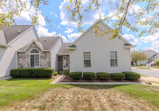 Listing Photo 3 - Condo for sale in building located at 860 Knollwood Cir, South Lyon, MI 48178