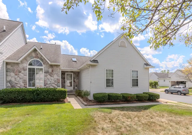 Listing Photo 4 - Condo for sale in building located at 860 Knollwood Cir, South Lyon, MI 48178