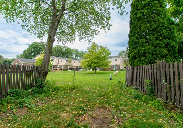 Listing Photo 2 - Condo for sale in building located at 8387 Lakeview Ct, Ypsilanti, MI 48198