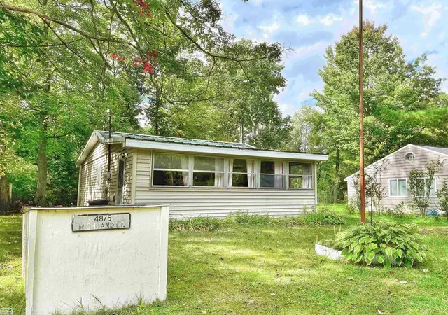 Photo 1 of Single family home for sale at 4875 Highland Ct, Harrison, MI 48625 | MLS# 58050220366 | Listing updated on 2026-09-07
