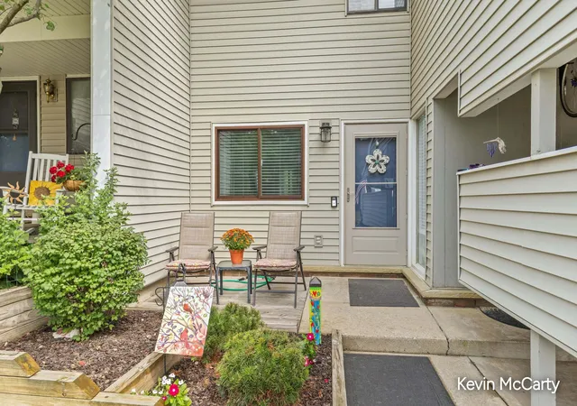 Listing Photo 4 - Condo for sale in building located at 6247 Acropolis Dr SE, Grand Rapids, MI 49546 - Unit #29