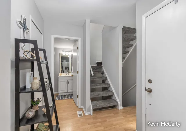Listing Photo 5 - Condo for sale in building located at 6247 Acropolis Dr SE, Grand Rapids, MI 49546 - Unit #29