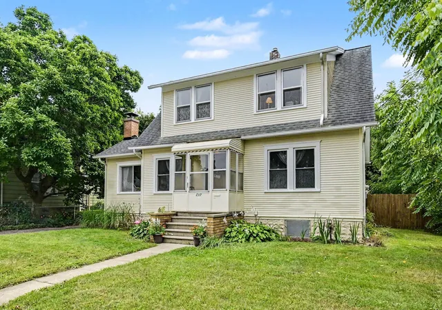 Photo 2 of Single family home for sale at 717 Union St, Jackson, MI 49203 | MLS# 55026046227 | Listing updated on 2026-09-01