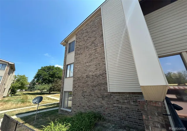 Listing Photo 2 - Condo for sale in building located at 30445 W 14 Mile Rd, Farmington Hills, MI 48322 - Unit #69