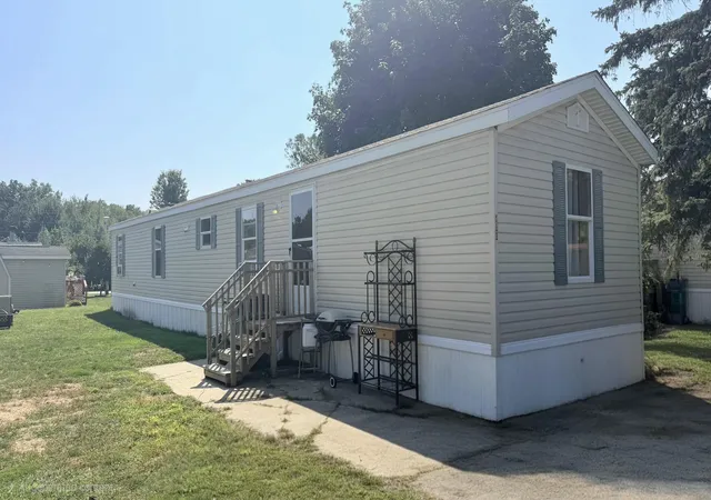 Photo 3 of Single family home for sale at 111 Maple Ct, Muskegon, MI 49445 | MLS# 71026046244 | Listing updated on 2026-09-14