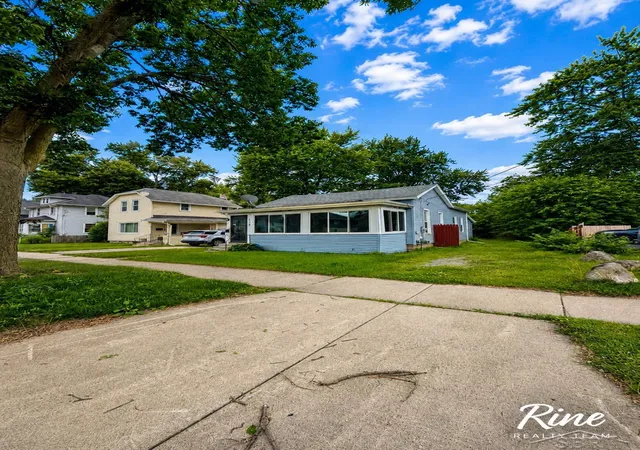 Photo 2 of Single family home for sale at 510 5th Street, Jackson, MI 49203 | MLS# 61050220380 | Listing updated on 2026-09-01
