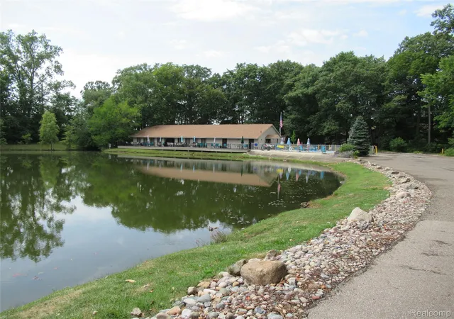 Listing Photo 2 - Condo for sale in building located at 62341 Arlington Cir, South Lyon, MI 48178 - Unit #3