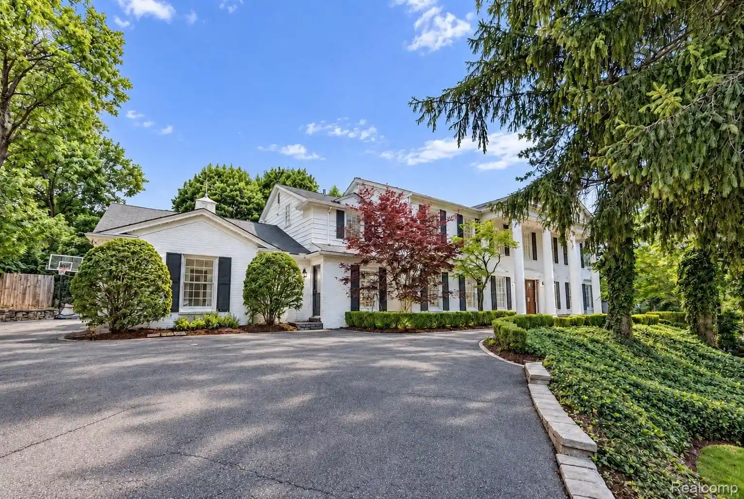 Photo 1 of Mansion for sale at 140 Linda Ct, Bloomfield Hills, MI 48304 | MLS# 20261070308 | Listing updated on 2026-10-20