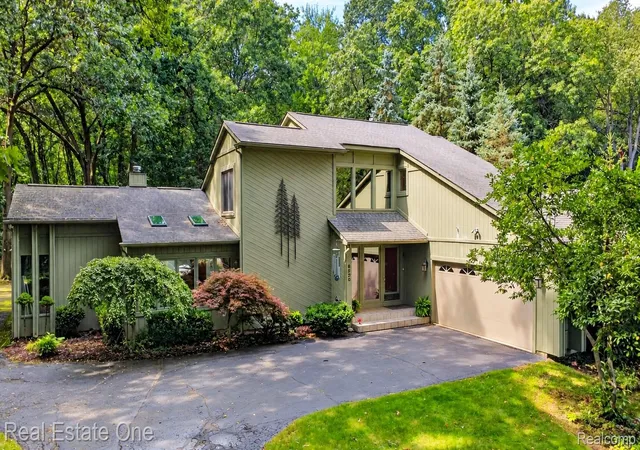 Photo 1 of Single family home for sale at 8520 Englewood Dr, Clarkston, MI 48346 | MLS# 20261071214 | Listing updated on 2026-10-25