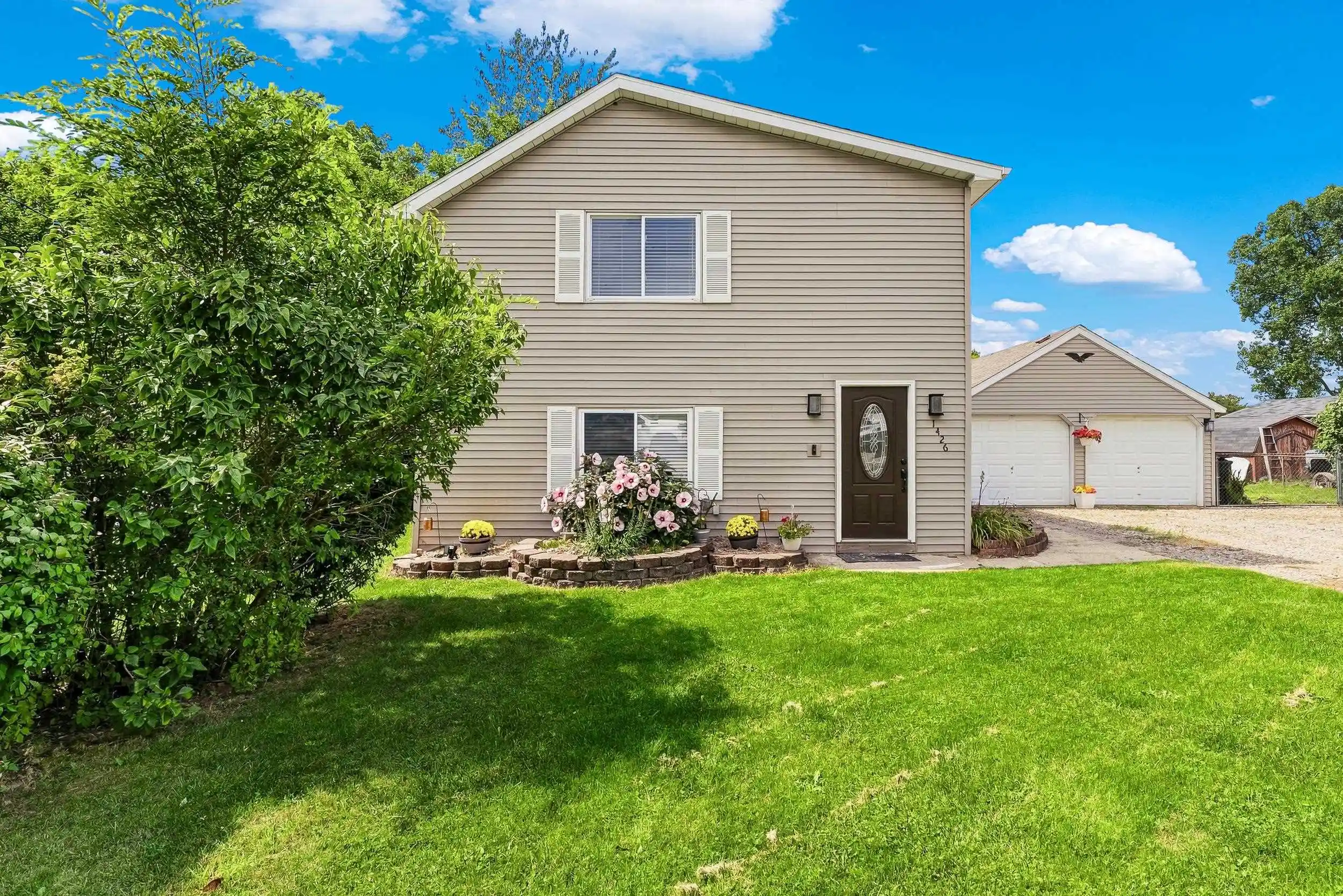 Photo 1 of Single family home for sale at 1426 S Pearce St, Owosso, MI 48867 | MLS# 5050220965 | Listing updated on 2026-10-15