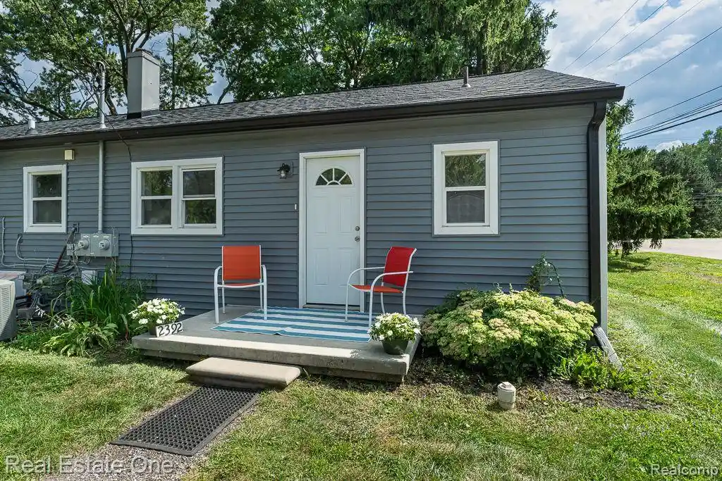Photo 1 of Sale Pending at 2388 W Auburn Rd, Rochester Hills, MI 48309 | MLS# 20261072117 | Listing updated on 2026-10-28