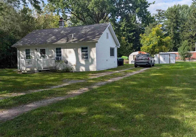 Photo 1 of Single family home for sale at 1570 Schust Rd, Saginaw, MI 48604 | MLS# 61050221652 | Listing updated on 2026-10-27