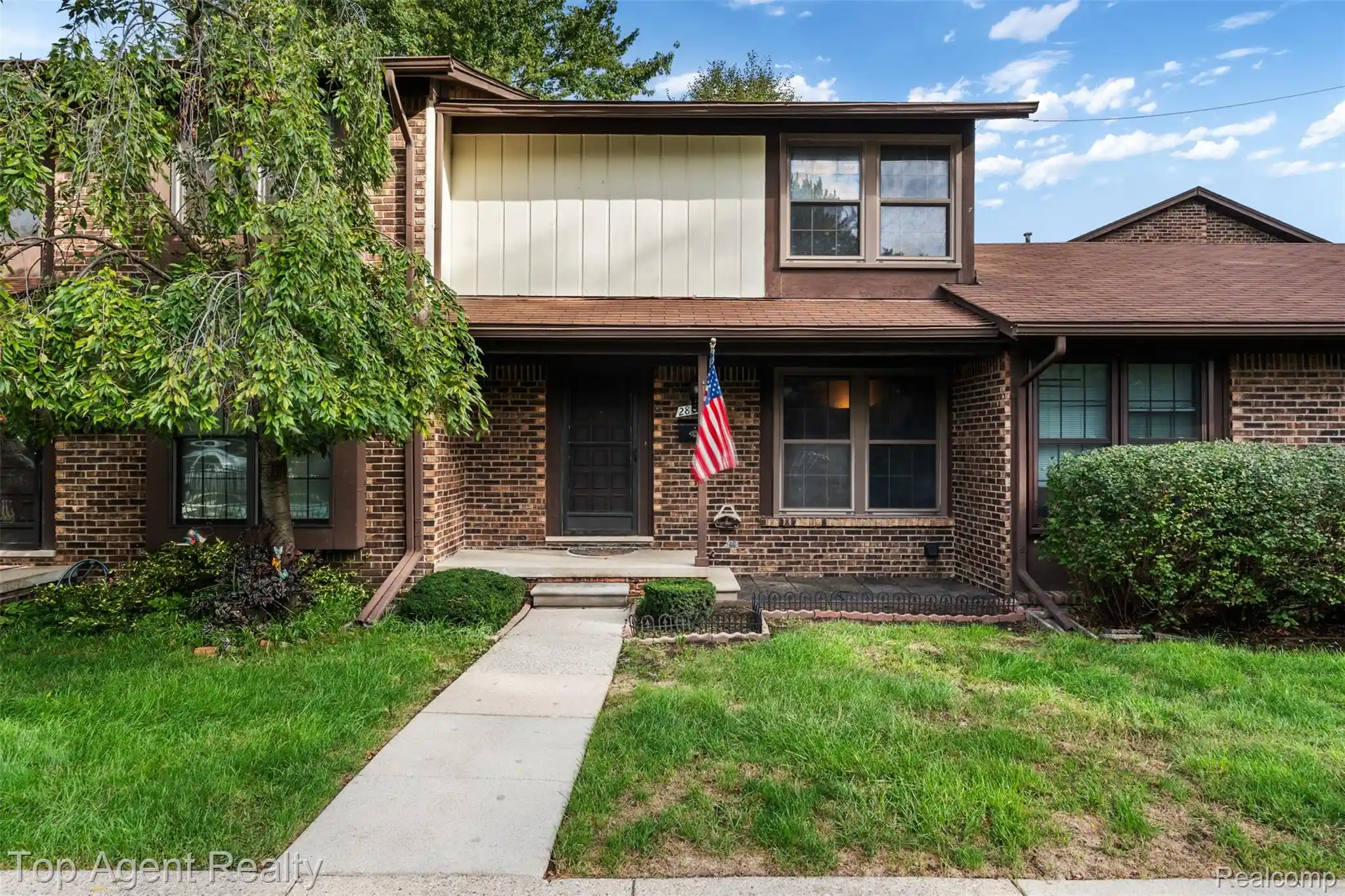 Photo 1 of Sale Pending at 28340 Queens Ct, Warren, MI 48093 | MLS# 20261074324 | Listing updated on 2026-10-19