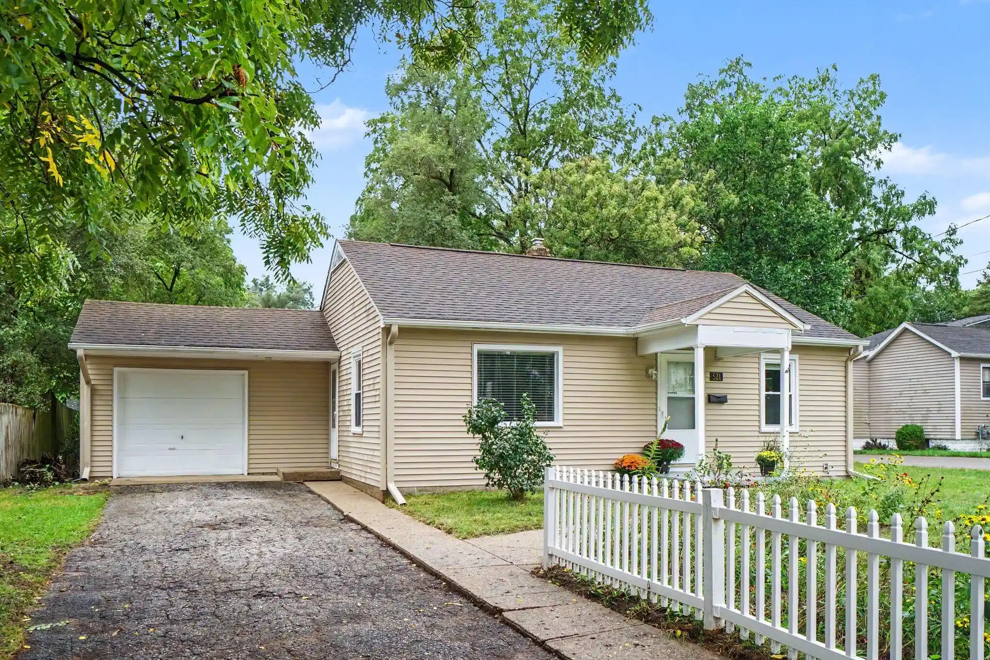 Photo 1 of Single family home for sale at 521 Hutchinson St, Kalamazoo, MI 49008 | MLS# 66026049411 | Listing updated on 2026-10-20