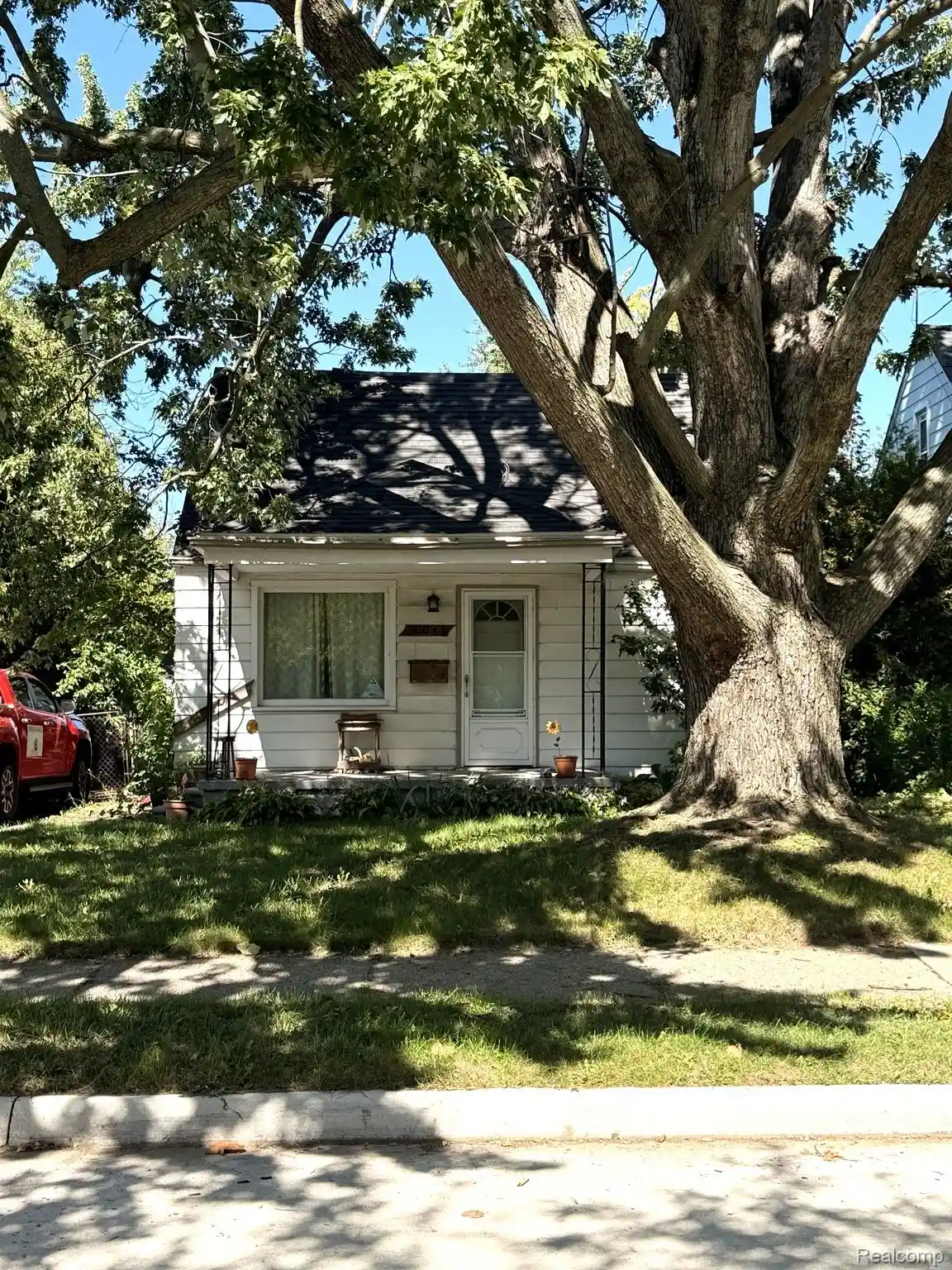 Photo 1 of Single family home for sale at 18047 Eastland St, Roseville, MI 48066 | MLS# 20261075052 | Listing updated on 2026-10-12