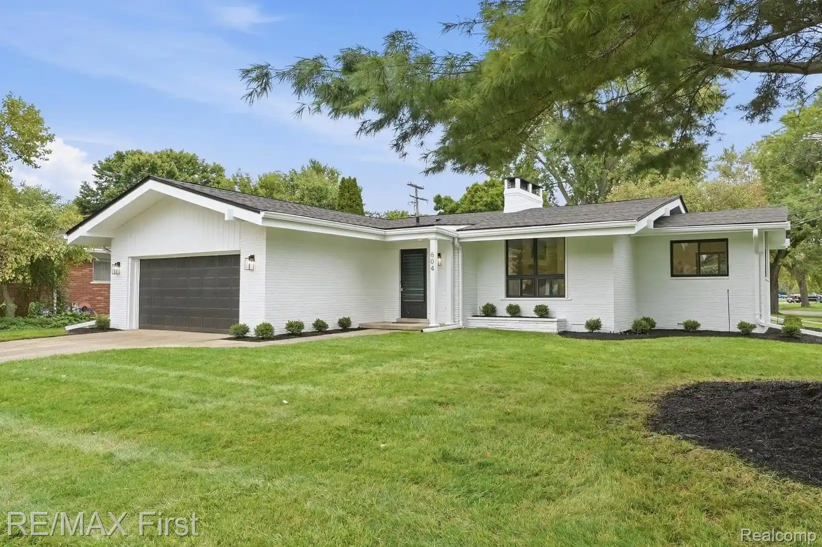 Photo 1 of Single family home for sale at 604 S Higbie Pl, Grosse Pointe Woods, MI 48236 | MLS# 20261075083 | Listing updated on 2026-10-01