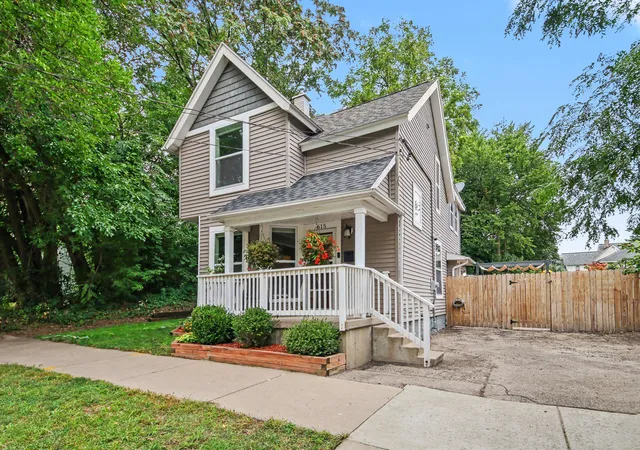 Photo 1 of Single family home for sale at 615 Sherman St Se, Grand Rapids, MI 49503 | MLS# 65026049582 | Listing updated on 2026-10-27