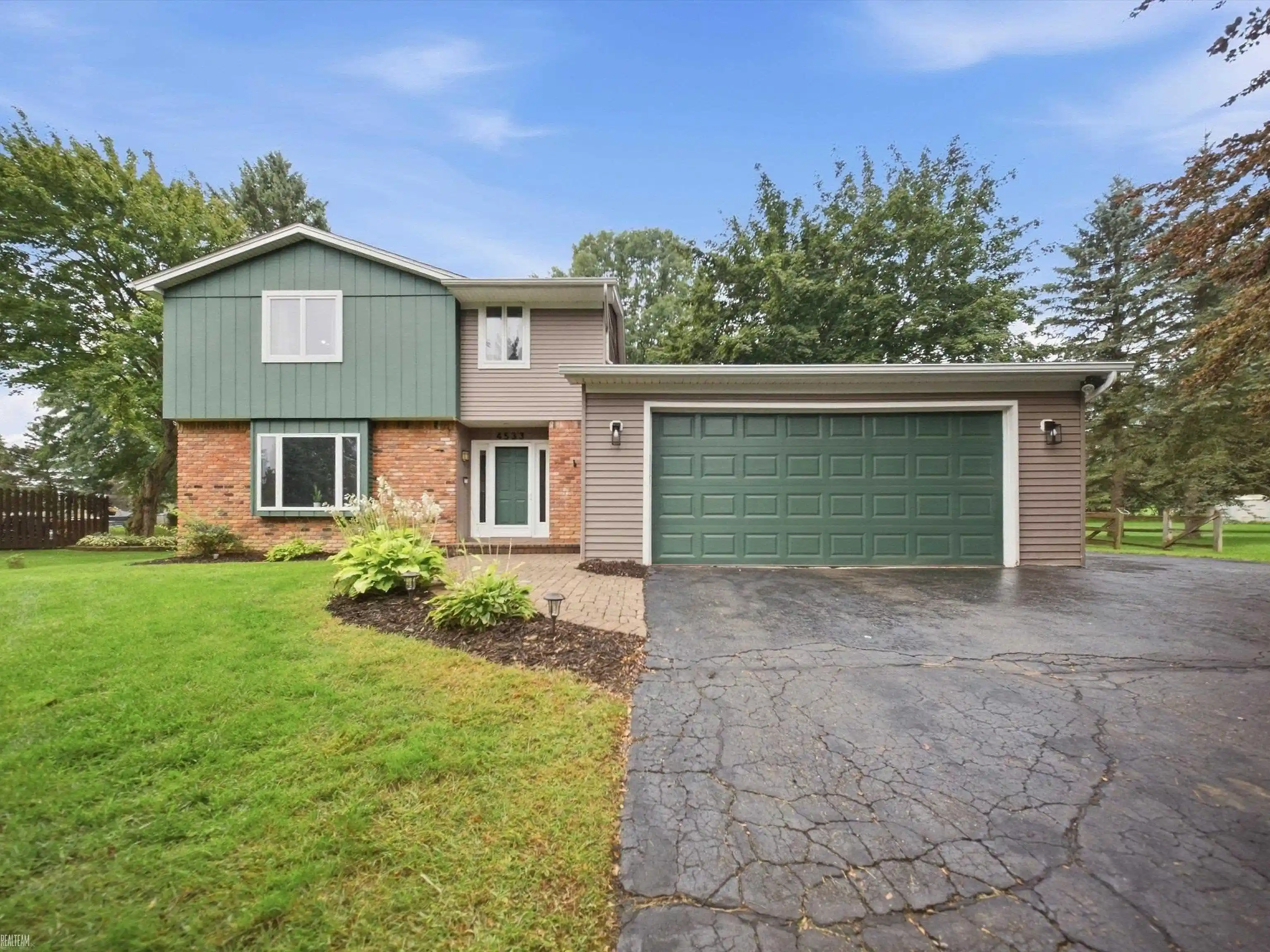 Photo 1 of Sale Pending at 4533 Hillview Shrs, Clarkston, MI 48348 | MLS# 58050222283 | Listing updated on 2026-10-17