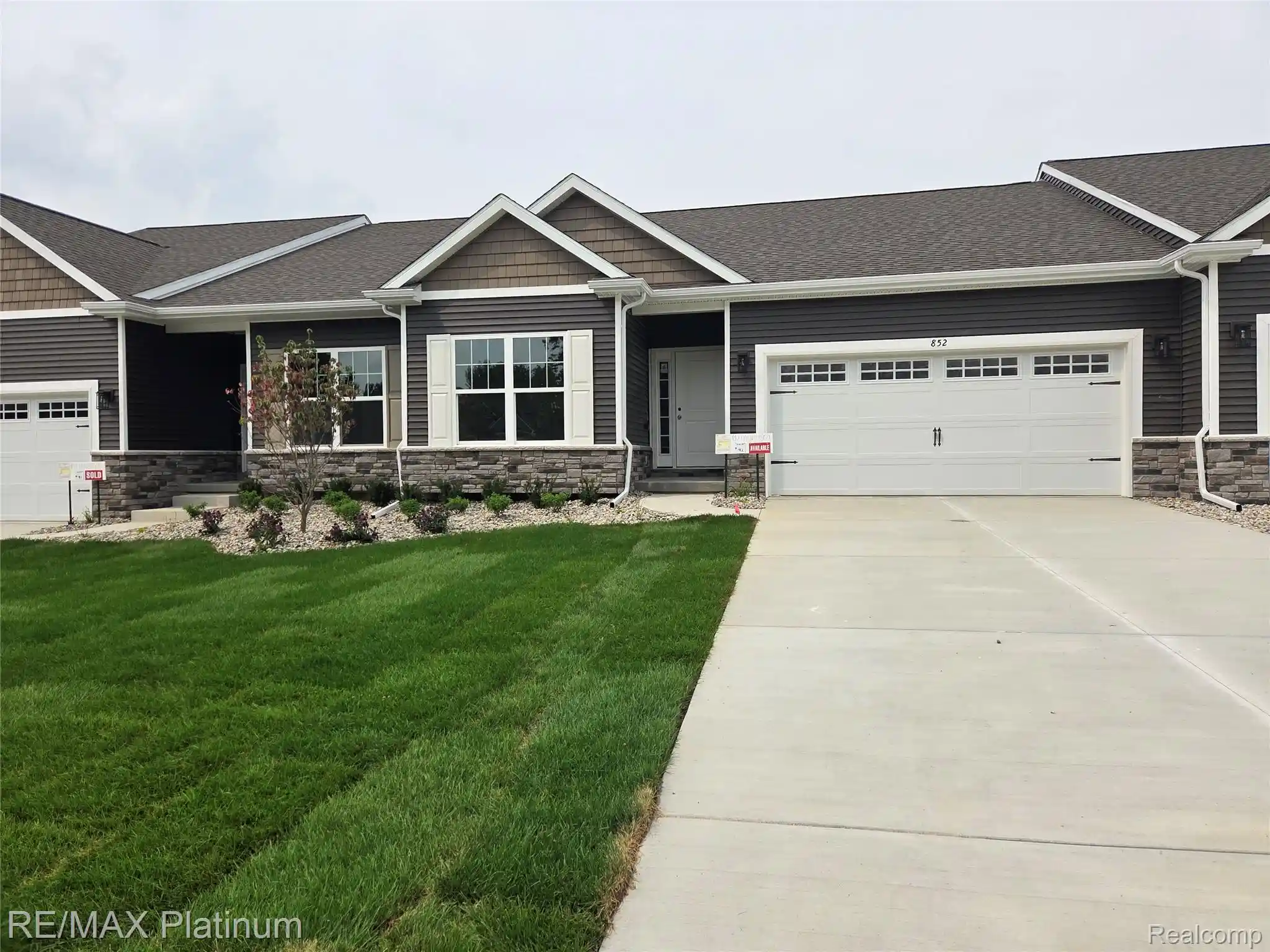 Listing Photo 1 - Condo for sale in 841 Oakwood Cir located at 841 Oakwood Cir, Fenton, MI 48430 - Unit #12