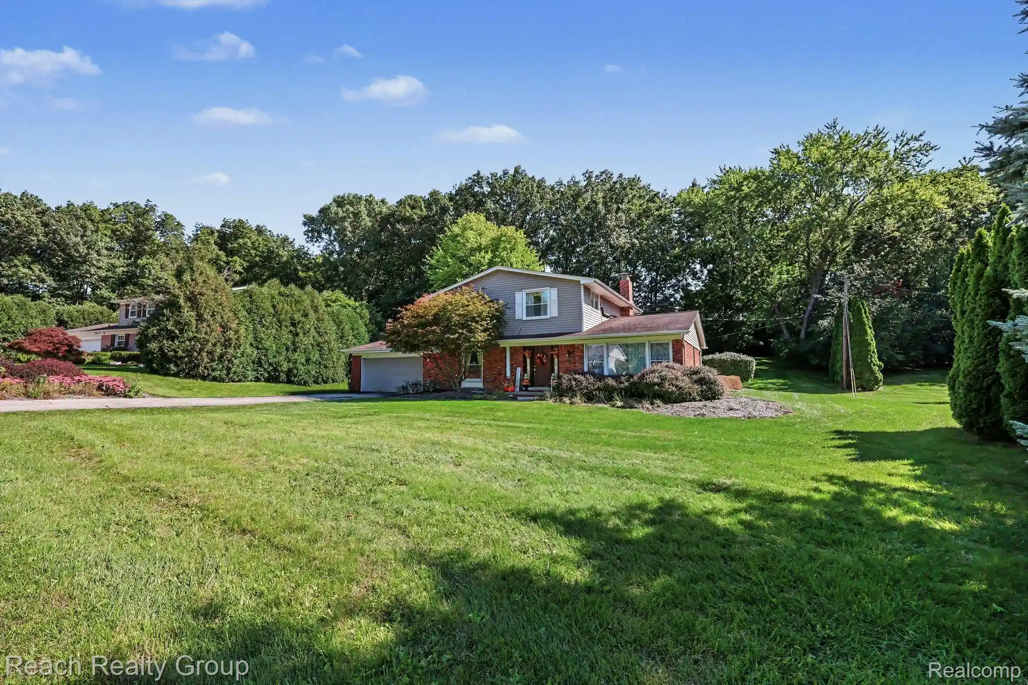 Photo 1 of Single family home for sale at 2553 Yorkshire Ln, Bloomfield Hills, MI 48302 | MLS# 20261076480 | Listing updated on 2026-10-29