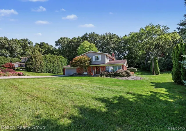 Photo 1 of Single family home for sale at 2553 Yorkshire Ln, Bloomfield Hills, MI 48302 | MLS# 20261076480 | Listing updated on 2026-10-29