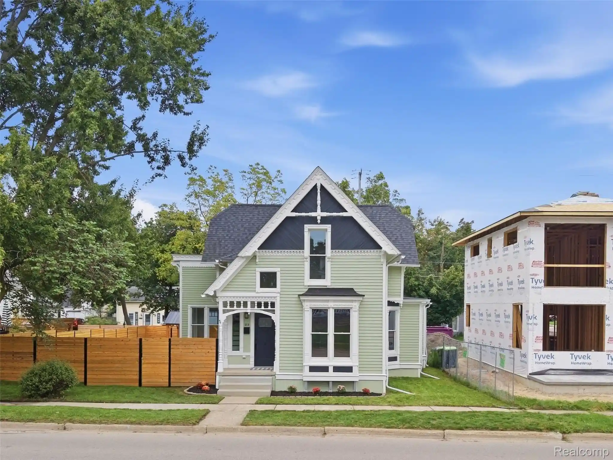 Photo 1 of Single family home for sale at 213 W Shiawassee Ave, Fenton, MI 48430 | MLS# 20261076935 | Listing updated on 2026-10-23