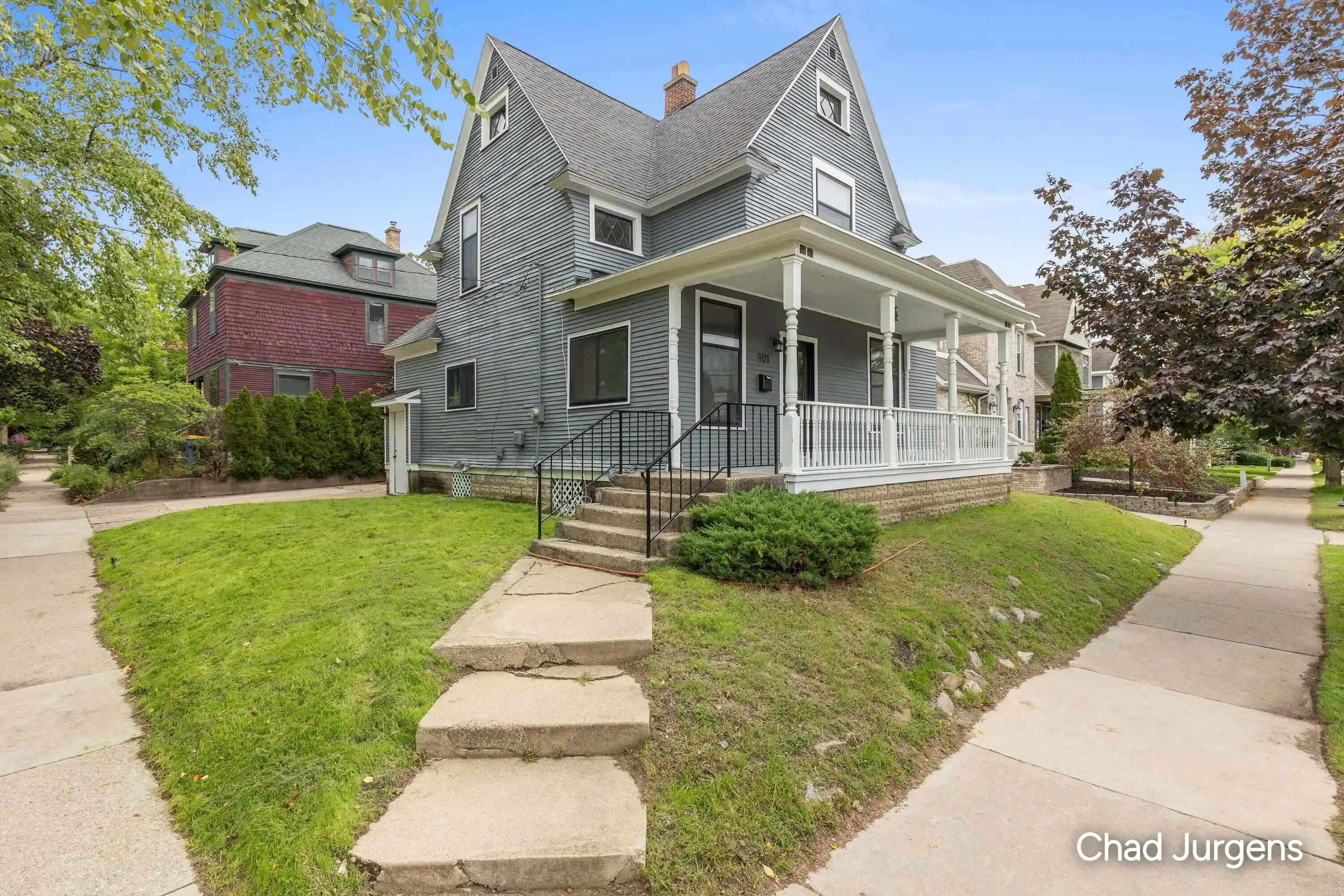 Photo 1 of Single family home for sale at 901 Wealthy St Se, Grand Rapids, MI 49506 | MLS# 65026050630 | Listing updated on 2026-10-19