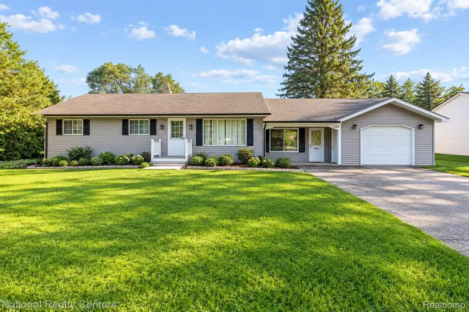 Photo 1 of Sale Pending at 2700 W Walton Blvd, Waterford, MI 48329 | MLS# 20261077210 | Listing updated on 2026-10-25