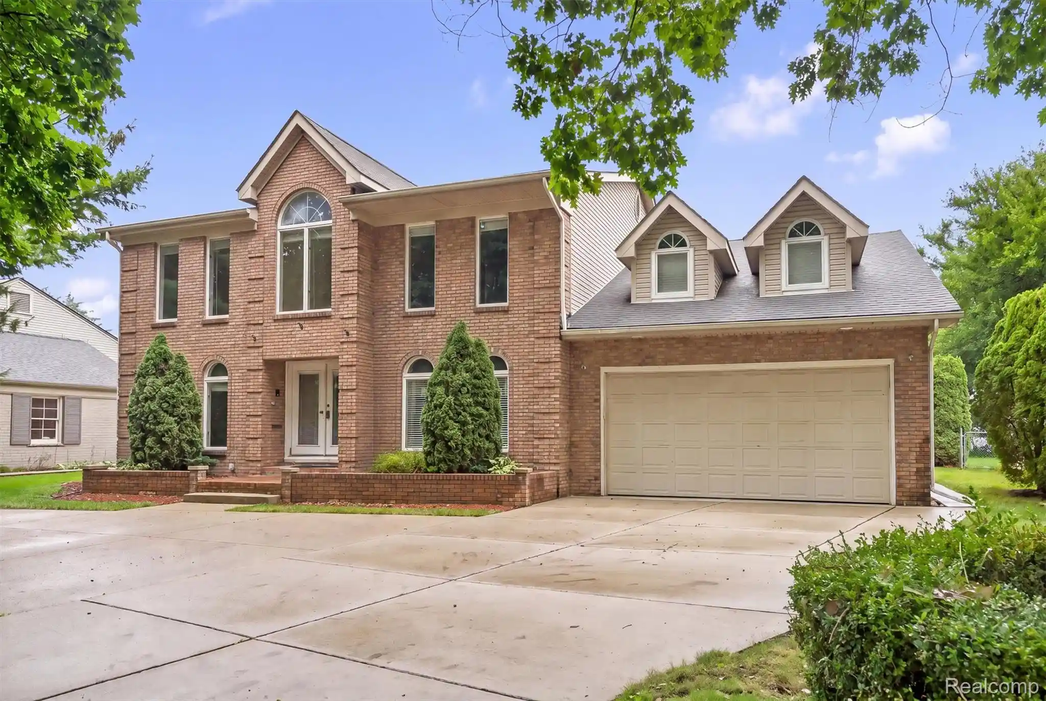 Photo 1 of Single family home for sale at 670 S Oxford Rd, Grosse Pointe Woods, MI 48236 | MLS# 20261077270 | Listing updated on 2026-09-25
