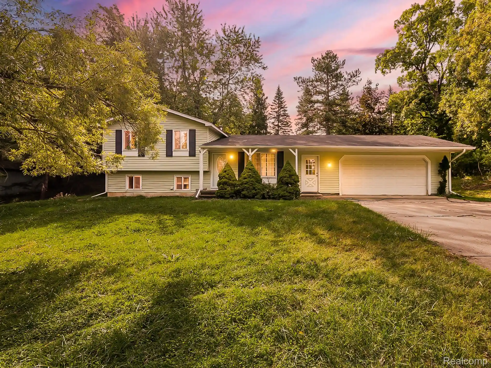 Photo 1 of Single family home for sale at 6995 Leytonstone Blvd, West Bloomfield, MI 48322 | MLS# 20261077316 | Listing updated on 2026-10-30