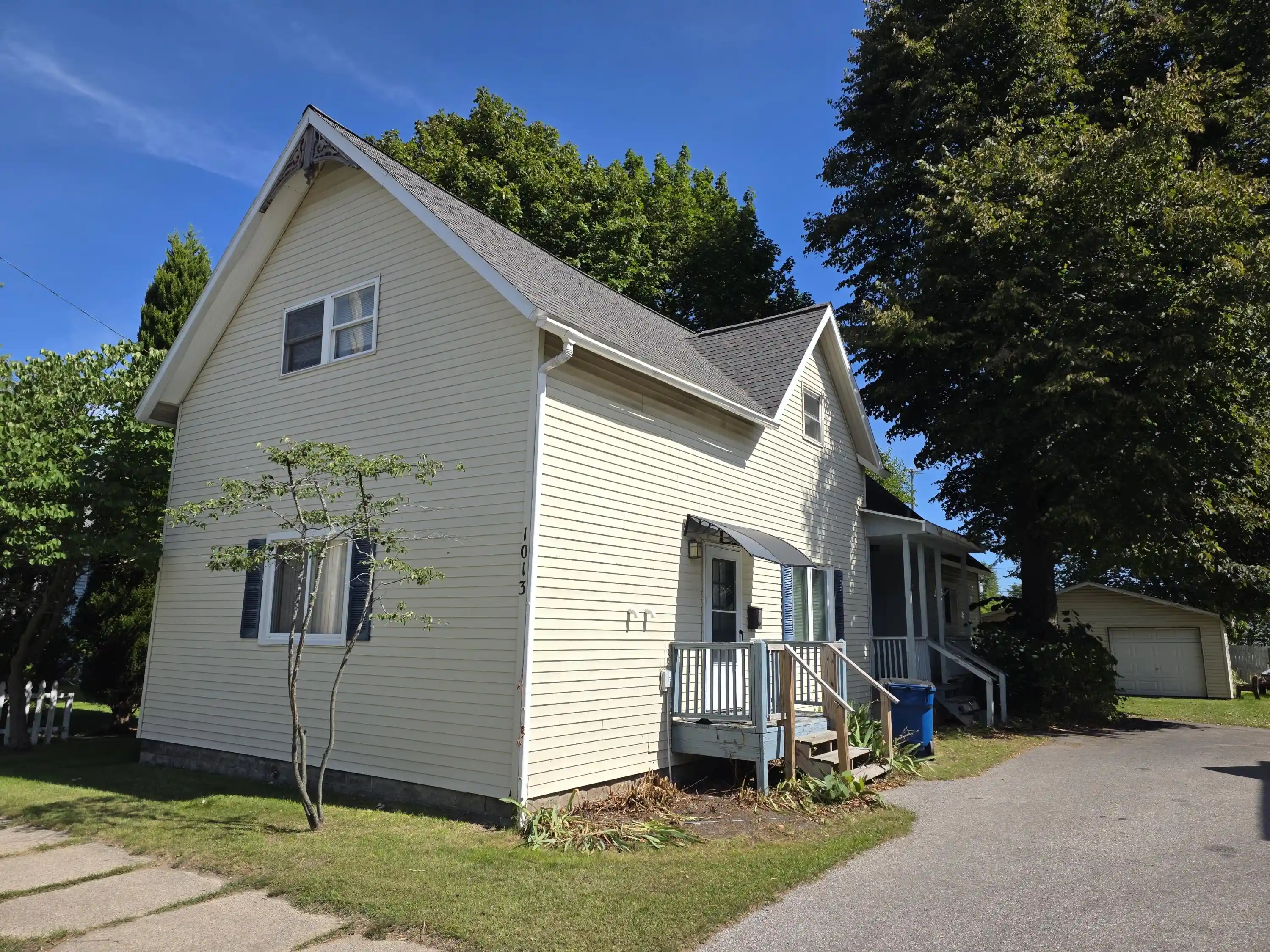 Photo 1 of Multi family home for sale at 1013 Vine St, Manistee, MI 49660 | MLS# 67026051045 | Listing updated on 2026-09-24